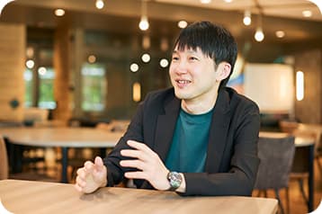 テーブルで笑顔で対話・相談に応じるPlusAのスタッフ