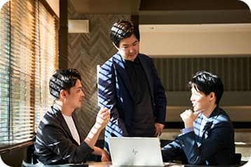 PCを前にディスカッションを行うスタッフ